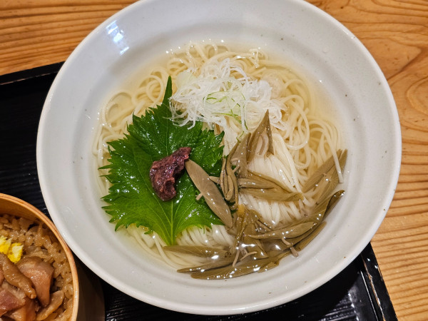 「じゅんさいと梅の冷やかけ麺（しお）　1350円」@花善の写真
