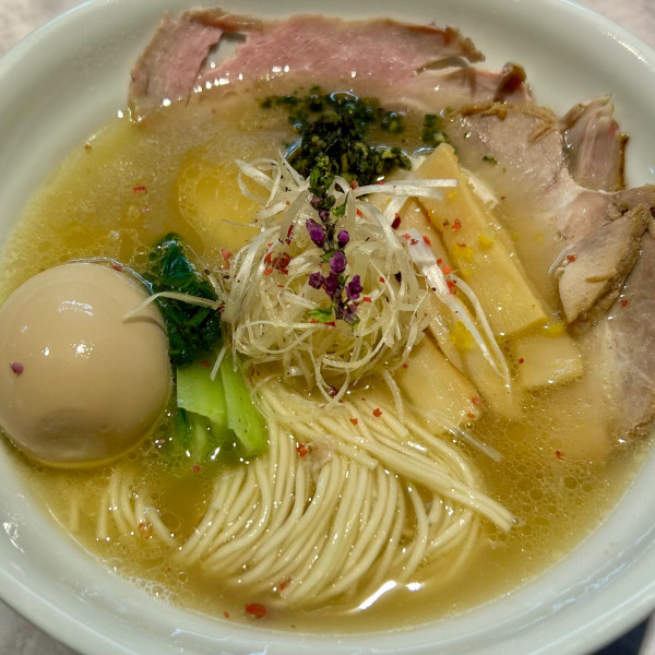 「３種のチャーシューととろっと味玉の塩らーめん」@shizukuの写真