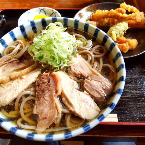 「冷たい肉そば 下足天付（￥1,000）」@そば処 多喜の写真