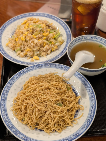 「半カキソース和えソバ＋半五目チャーハンセット＋ドラゴンハイボール」@嘉賓の写真