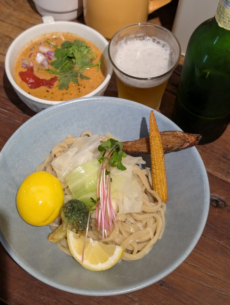 「極太スパイスつけ麺+エスニック味玉+瓶ビール」@スパイスラーメン 点と線. 下北沢店の写真