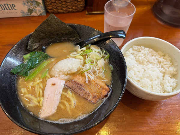 「鶏白湯らーめん950円」@三代目麺処 「まるは」極 船橋店の写真
