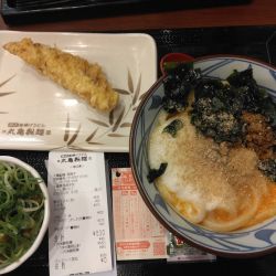 釜玉うどん並530円、とろろ90円、かしわ天210円