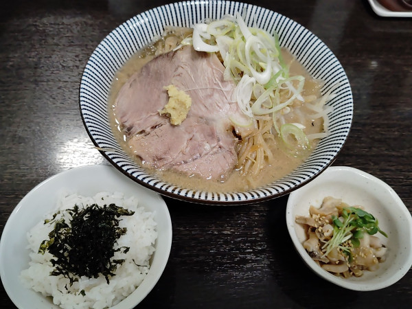 「灼味噌　野菜大盛り1350円 活真つぶの生姜和えご飯500円」@灼味噌らーめん 八堂八の写真