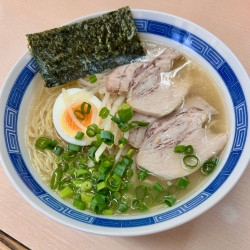 塩とんこつラーメン並（900円）
