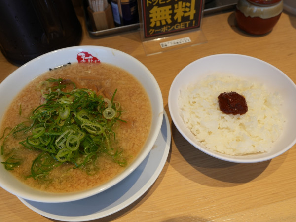 「ラーメン 並 麺30秒硬め＋脂多め＋セルフ辛いの多め＋辛め＋」@京都銀閣寺 ますたにラーメン 室町店の写真