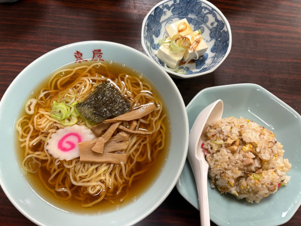 「ラーメン・半チャーハン　やっこ付セット（900円）」@東屋の写真