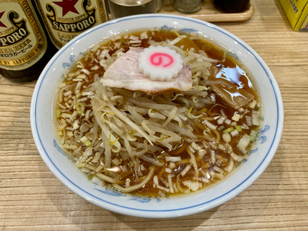 「サッポロ赤星２本＋青菜もやし皿わかめメンマ皿→らーめんもやし」@らーめん 高尾の写真