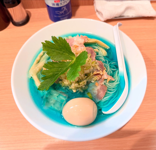 「限定 マリンブルーの風に抱かれて2025＋味玉」@らーめんよっちゃん（仮）の写真