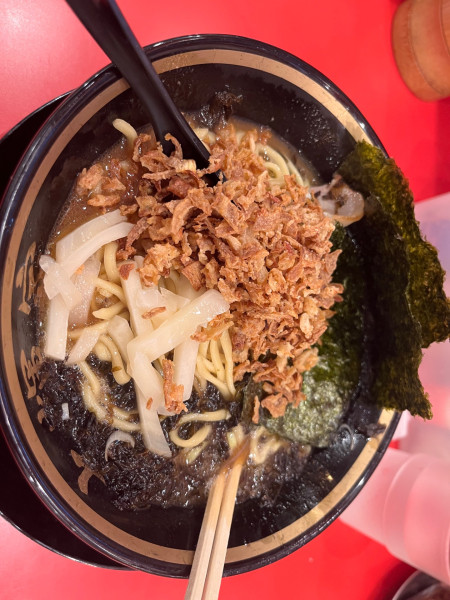 「ラーメン900円＋岩のり200円＋フォロワーフライドオニオン」@横浜家系ラーメン 大輝家の写真