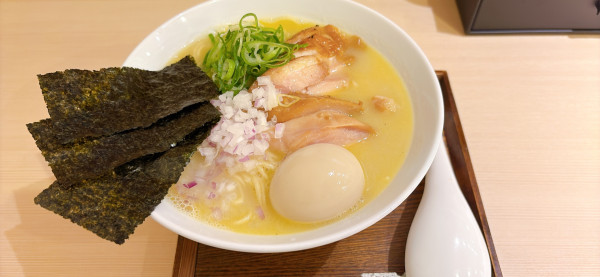 「【塩】鶏白湯らぁ麺極み」@らぁ麺 燈花の写真