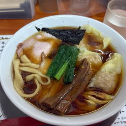 ワンタン麺醤油1050円