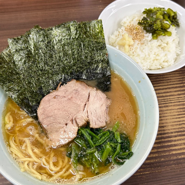 「らーめん（麺柔め・油多め）＋半ライス」@横浜家系らーめん 武蔵家 川口店の写真