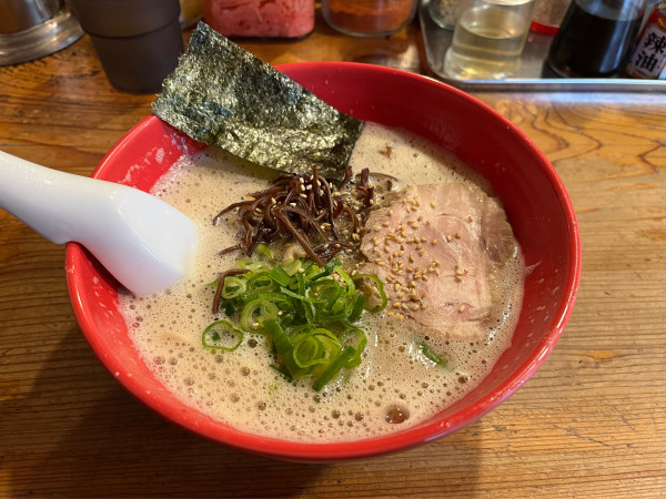 「ラーメン(粉おとし) 800円＋替玉(粉おとし) 150円」@元祖長浜 大学ラーメンの写真