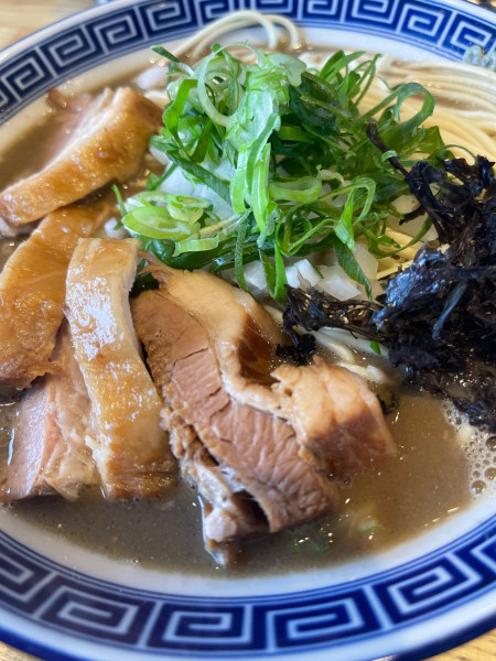 「濃厚煮干し　肉増し」@豚骨醤油 三輪の写真