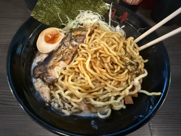 「とん黒油そば(1.5玉)」@油そば専門店 春日亭 秋葉原店の写真