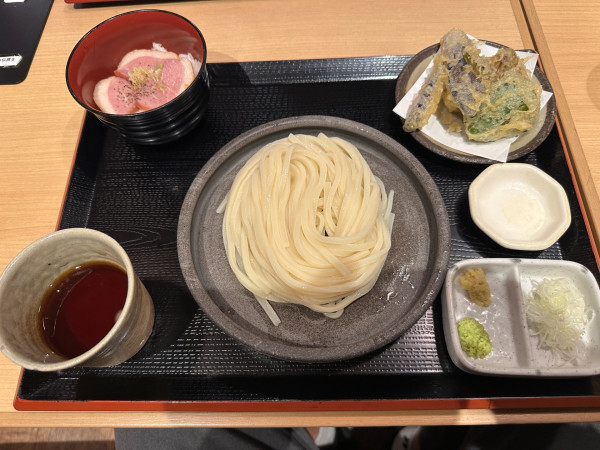 「Ｂセット（小もりうどん＋ミニかもネギ丼＋天ぷら）990円」@水沢うどん 水香苑 高崎モントレー店の写真
