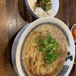 ランチ　醤油ラーメンと豚めし　750円
