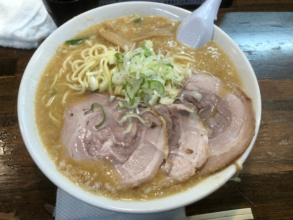 「大盛りみそらーめん(1,150円)、チャーシュー2枚(200円)」@こってりらーめん 誉の写真