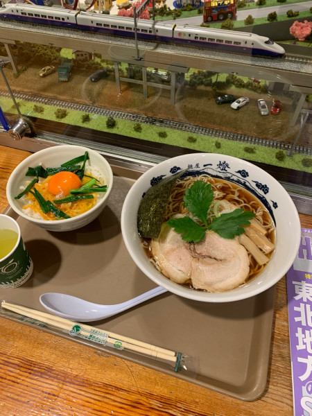 「芳醇醤油らぁ麺 ピリ辛那須丼セット 1350円」@麺屋一燈 那須高原SA店の写真