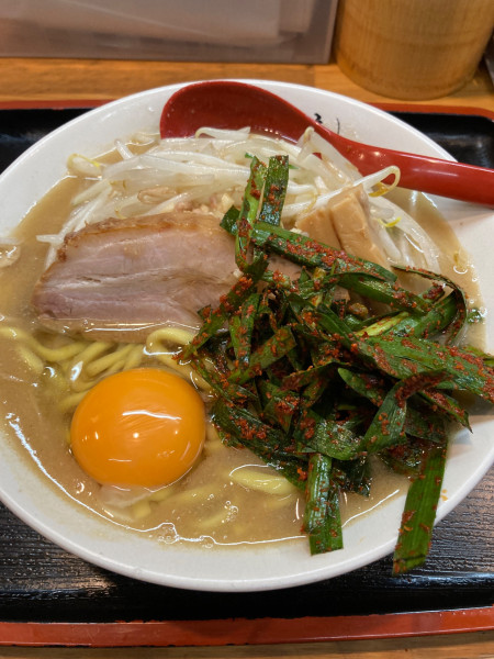 「味噌ラーメン、辛ニラ、生卵」@味噌麺処 花道庵の写真