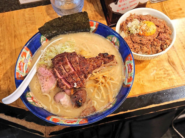 「【21周年限定裏そば】ラム白湯、国産牛スジ卵黄丼」@塩そば 桑ばらの写真