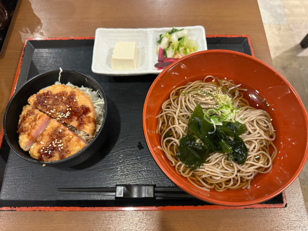 「本日のランチ⑤（ミニ厚切ハムカツ丼と冷たいかけそば）890円」@田舎料理しおんの写真