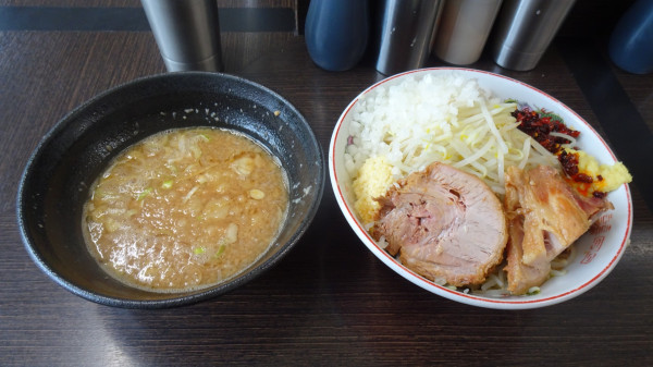「つけ麺（1100円）＋玉ねぎ（50円）＋ラー油　ニンニク生姜」@ラーメン二郎 川越店の写真