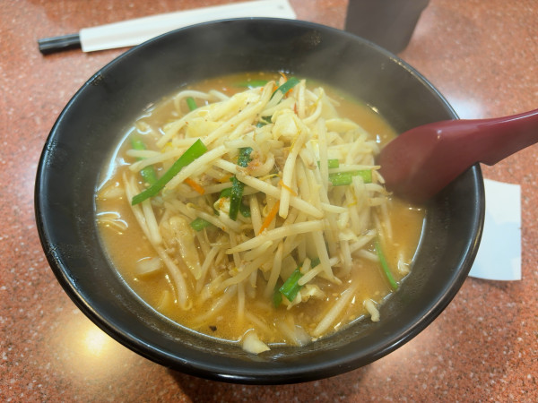 「大盛味噌ラーメン900円　麺硬め」@ラーメン王の写真