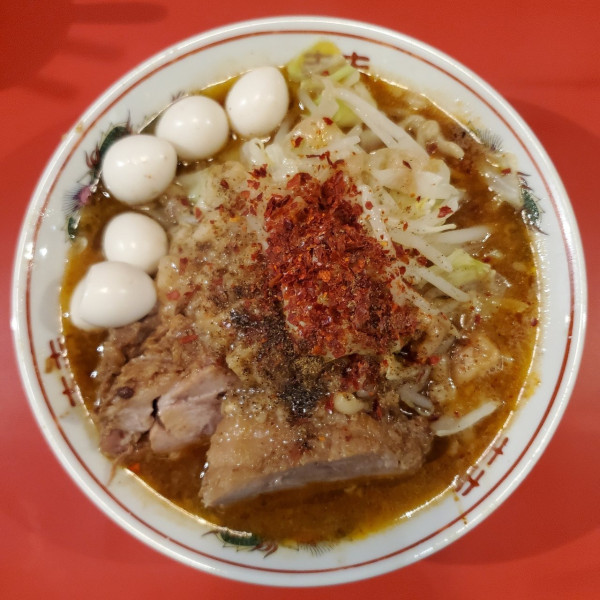「ラーメン+麻辣券+ウズラ+黒アブラ」@ラーメン豚島 溝の口店の写真