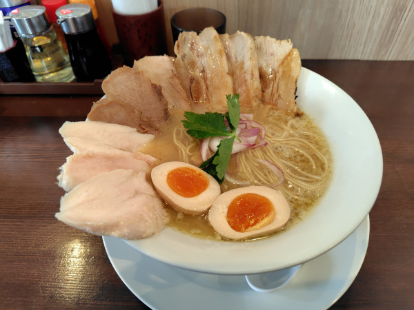 「濃厚福島鶏白湯＋特製三種肉盛」@麺処 若武者 大和田店の写真