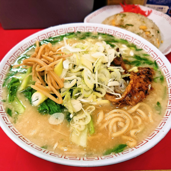 「パイカーラーメン＋チャーハン小」@ラーメンスタンド とん平食堂の写真
