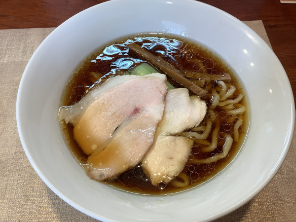 「醤油ラーメン　880円」@手打ち カドワキの写真