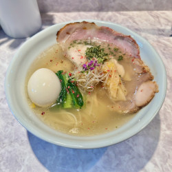 3種のチャーシューととろっと味玉の塩らーめん（1300円）