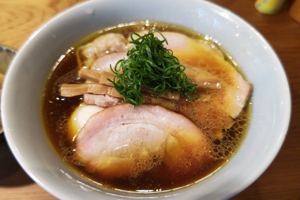 「特製中華そば【豚チャーシュー】+炊き込みごはん」@中華そば しば田の写真