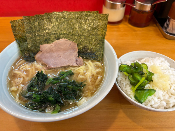 「ラーメン800円、海苔3枚追加50円、塩ダレ変更50円」@横浜家系ラーメン みと家の写真