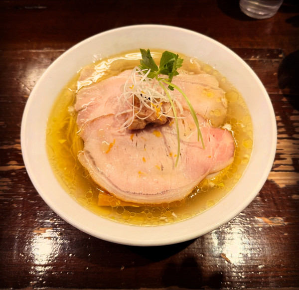 「比内地鶏とシャモロックの塩らあめん」@らぁめん サンドの写真