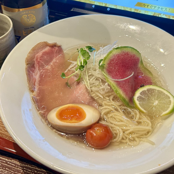 「鹿児島県産黒豚餃子＋瓶ビール＋【限定】塩の冷し昆布水ラーメン」@麺匠 竹虎 新宿店の写真
