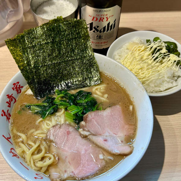「らーめん（麺柔らかめ・脂多め）＋ライス並＋ビール 中瓶」@横浜ラーメン 若崎家の写真