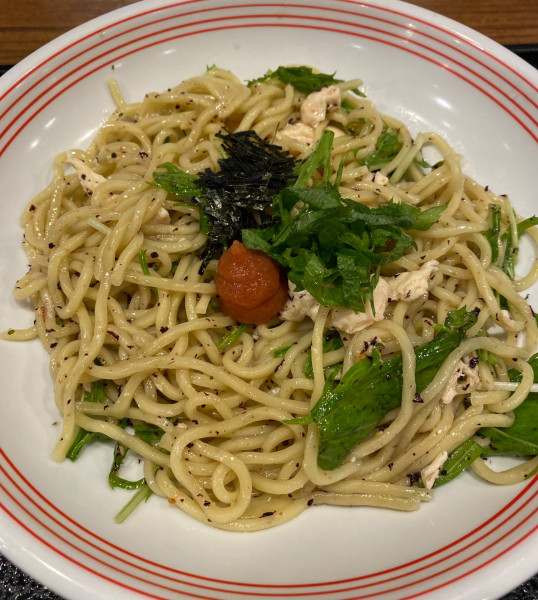 「【限定】梅肉と鶏むね肉の冷やしまぜめん(麺少なめ)　９００円」@リンガーハット 京急鶴見店の写真