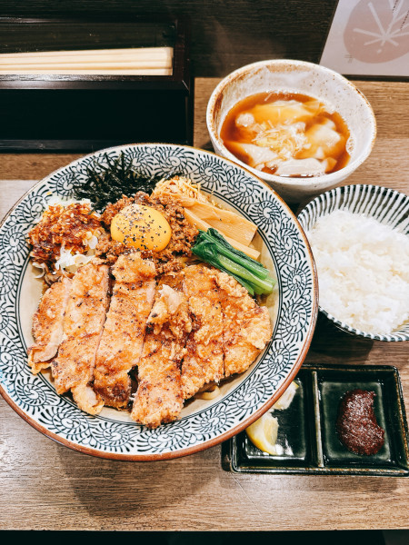 「パーコーまぜそば ワンタンスープセット」@らーめん楓の写真