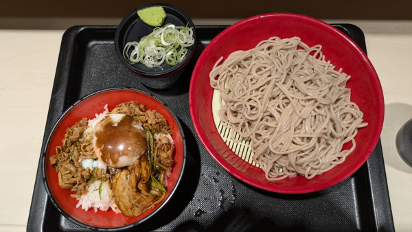 「【期間限定】マー油香る　ミニスタミナにんにく丼セット」@名代 富士そば 飯田橋駅前店の写真