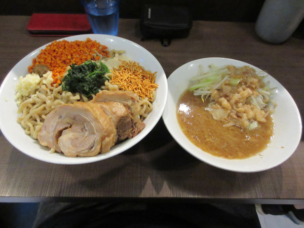 「限定　鷹の目つけ麺（１４００円）豚増し３００円＋麺増し１００」@ハイマウントJ つくば店の写真