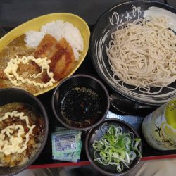 木曜日の得ランチ780円、レモンサワー2本440円他