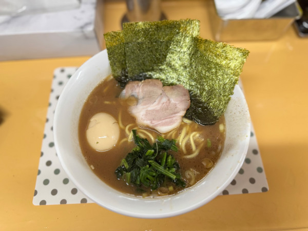 「ラーメン(並)900円＋オープンサービス味玉」@ラーメン けん家の写真
