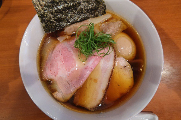 「特製醤油ラーメン」@自家製手もみ麺 鈴ノ木の写真