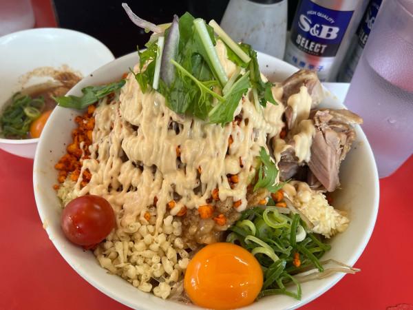 「【限定】冷やしまぜそば(普通)300+スキヤキ」@用心棒 本号の写真