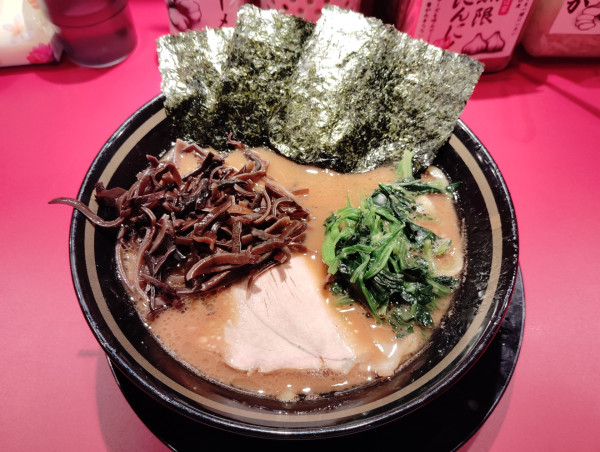 「ラーメン　　900円　　　キクラゲ　　150円」@家系ラーメン 王道乃印 新橋店の写真
