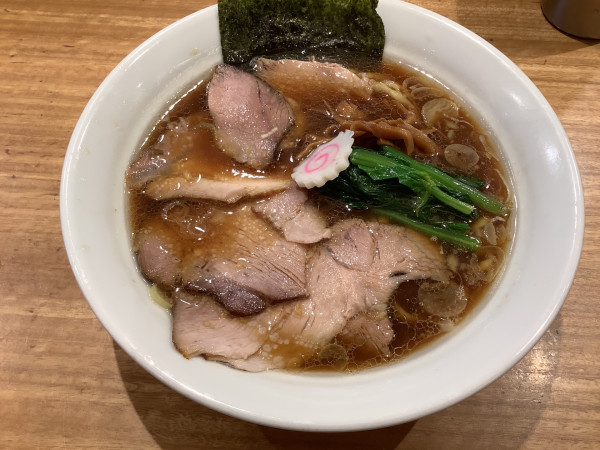 「醤油半チャーシューメン1000円」@長岡食堂 横浜西口店の写真