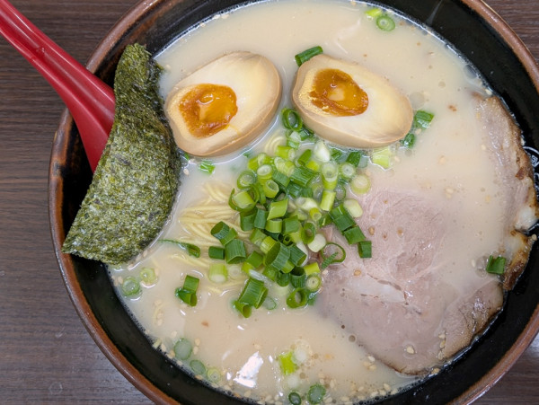 「博多ラーメン＋味玉」@博多ラーメン 長浜や 青物横丁店の写真